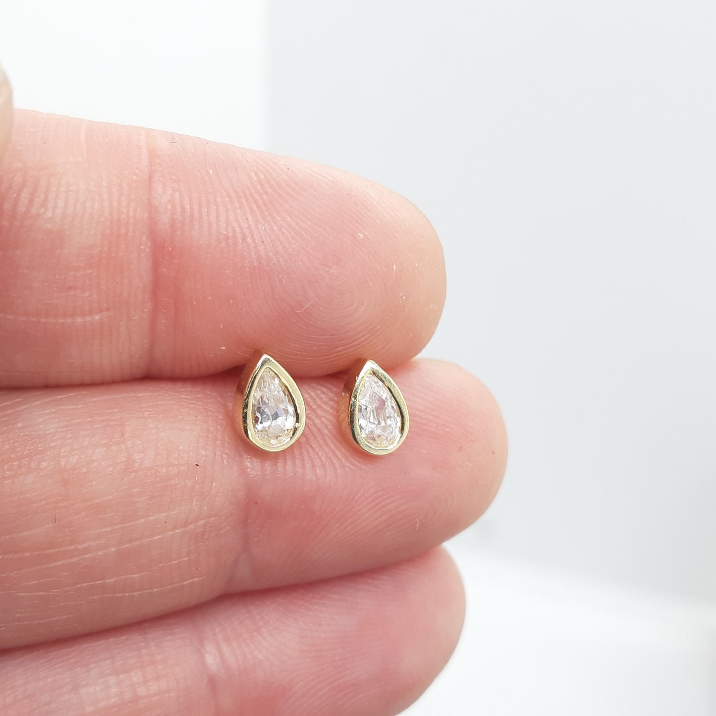 9ct Pear rubover studs